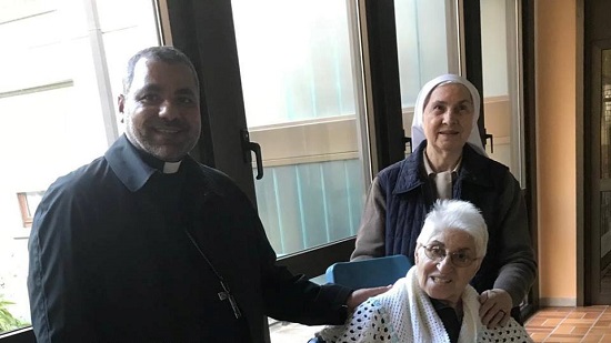  مطران ايبارشية طيبة للكاثوليك يطمئن على صحة راهبة بإيطاليا 
