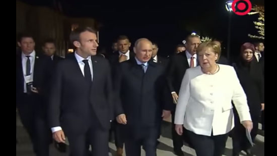  بالفيديو - معطف بوتين يثير المستشارة الألمانية 