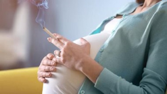 التدخين خلال فترة الحمل يسبب إصابة الطفل بالحول
