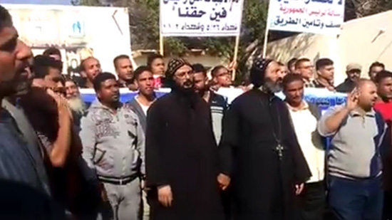 بالفيديو.. وقفة احتجاجية لاقباط ورهبان دير انبا صموئيل لادانة الحادث الارهابى 