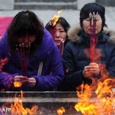 صينيون يحرقون البخور احتفالا بالعام الجديد