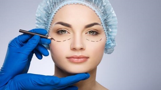  ارتفاع الإقبال على عمليات التجميل بين الرجال والنساء في إسرائيل
