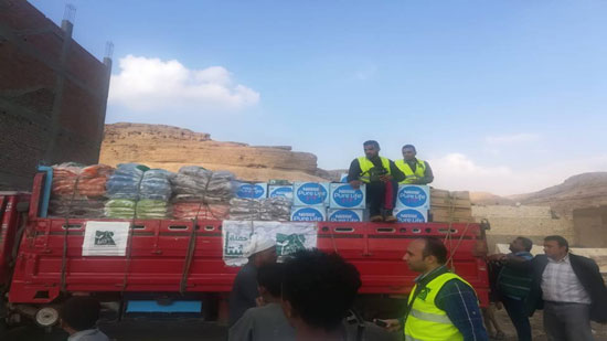 غادة والي توجه مديرية التضامن بأسيوط لإغاثة المتضررين من السيول