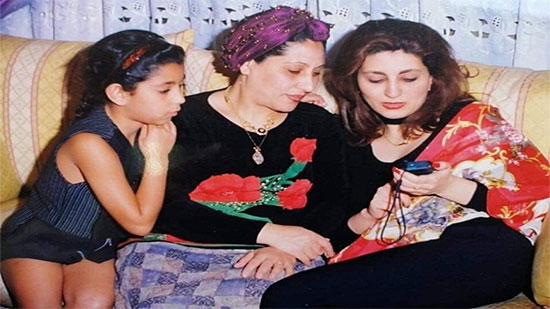 ايتن عامر وهى طفلة مع أمها وشقيقتها