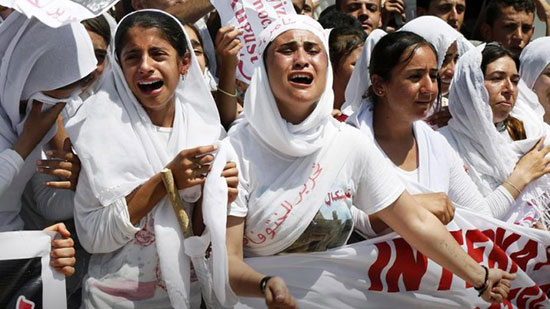 نساء أيزيديات يبكين الضحايا بعد هجوم لداعش