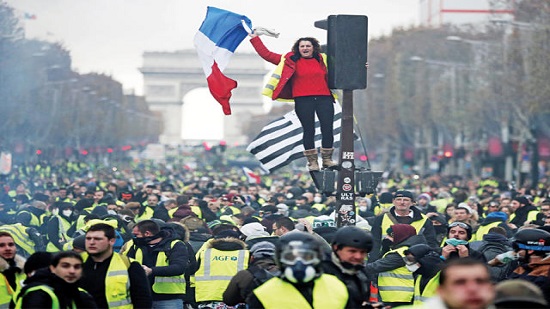 السلطات الفرنسية تسعى لاحتواء مظاهرات 