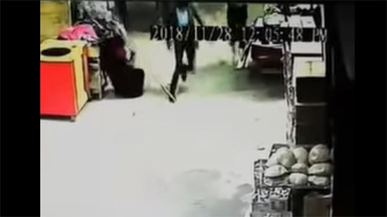 بالفيديو – شاب يقتل طليقته في وضح النهار في المرج