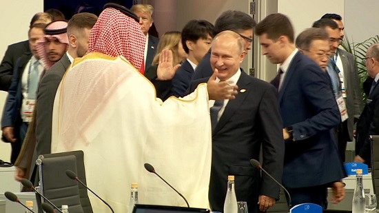 بالفيديو.. مصافحة حارة بين بن سلمان والرئيس الروسي على هامش قمة العشرين
