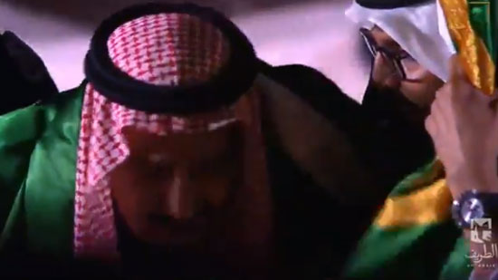  بالفيديو – الملك سلمان يقبل العلم السعودي 