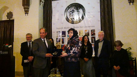 الجامعة الأمريكية تمنح جائزة نجيب محفوظ لكاتبة سعودية