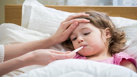 من غير أدوية.. نصائح لعلاج الكحة الجافة عند طفلك

