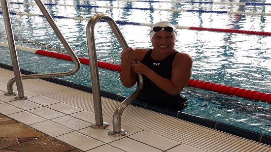 بعد سن الـ75.. سيدة مصرية تحصد بطولات عالمية في السباحة (صور)
