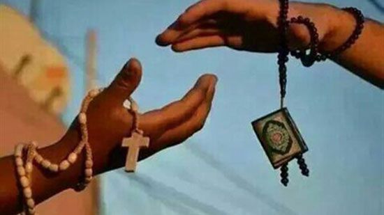 مركز الأزهر العالمي يكشف حكم تبادل الهدايا بين المسلم والمسيحي؟