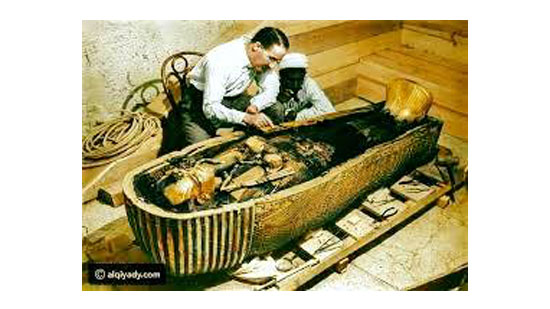 فى مثل هذا اليوم.. عالِم المصريات البريطاني هاوارد كارتر يكتشف تابوت الفرعون المصري توت عنخ أمون