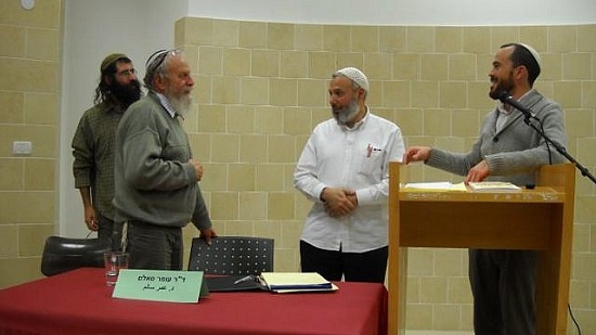  شيخ يزور مدرسة يهودية : أن الأوان أن يعيش المسلمين مع الإسرائيليين في سلام 
