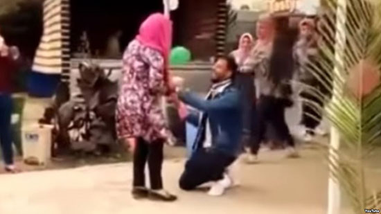 صورة من الفيديو الذي أدى إلى طرد الطالبة من جامعة الأزهر