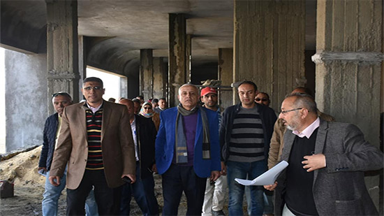 نائب المجتمعات العمرانية يتفقد مشروعات الطرق والإسكان بالقاهرة الجديدة