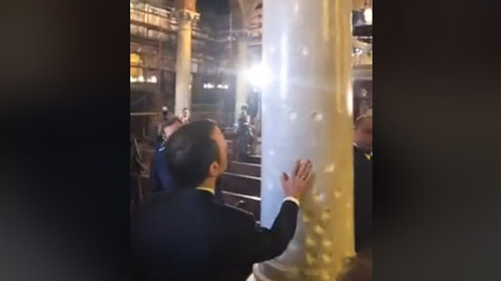  بالفيديو.. الرئيس الفرنسي داخل الكنيسة البطرسية يشهد آثار التفجير ويضع باقة زهور 