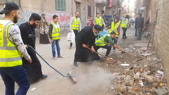 كهنة يشاركوا في نظافة شوارع بني سويف
