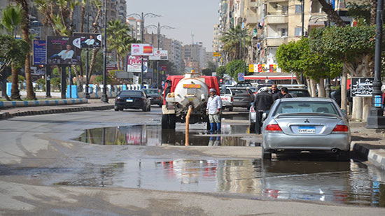  بالصور شفط المياه الامطار من شوارع السويس