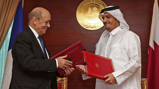 وزير الخارجية القطري، محمد عبد الرحمن آل ثاني، ونظيره الفرنسي، جان إيف لودريان، يوقعان في الدوحة على إعلان نوايا لإقامة 