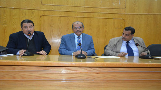  بالصور: توزيع شهادات أمان المصريين على عاملين بجامعة الفيوم