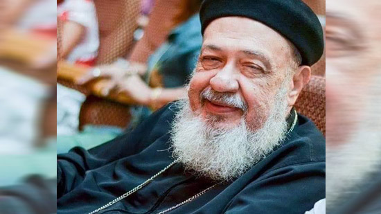 الكنيسة تودع القمص صليب متى ساويرس ودفنه بمثواه الأخير