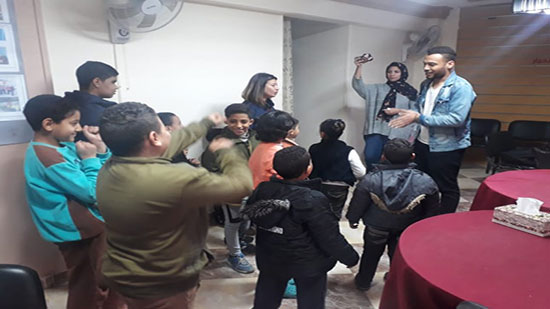  تعليم الانجليزية بالألعاب بمخيم المصريين الأحرار بالسويس  