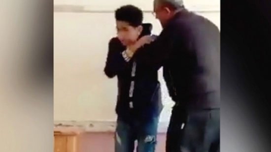 «التعليم» توقف مدرسا بالإسكندرية اعتدى على طالب داخل الفصل