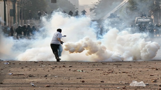 الأمن الجزائري يواجه المتظاهرين بالغاز المسيل للدموع
