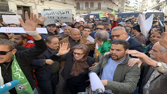 جميلة بوحريد تنضم للمتظاهرين في الجزائر ضد ترشح 