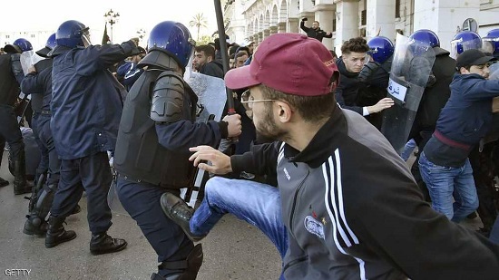 اشتباكات بين المتظاهرين وقوات الأمن بالقرب من قصر الرئاسة بالجزائر
