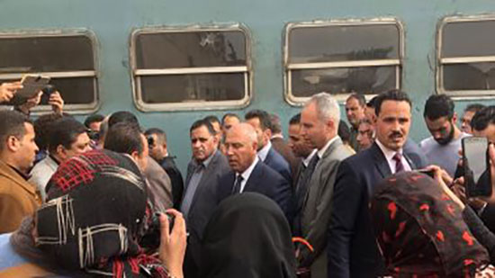 وزير النقل يبدأ جولاته بتفقد محطة مصر وورش صيانة القطارات