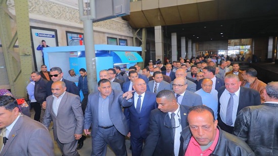 وزير النقل يزور محطة مصر: غير مسموح بالتقصير في خدمة الركاب
