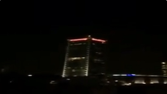 بالفيديو.. لحظة سقوط صاروخين على تل أبيب
