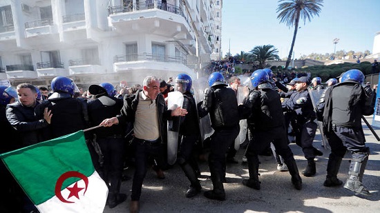  الأمن الجزائري يعتقل عدد من المتظاهرين بالقرب من القصر الرئاسي
