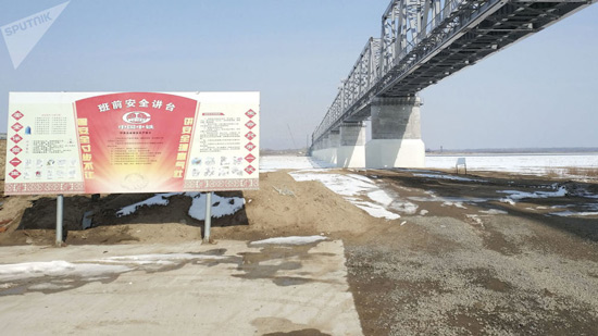 أول جسر للسكك الحديدية بين روسيا والصين