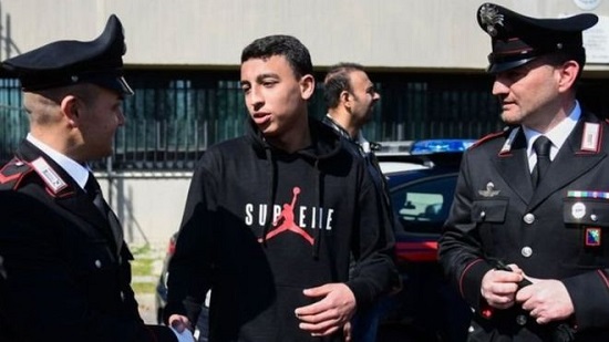  بالصور.. فتى مصري بطل يمنع مذبحة بشعة في إيطاليا
