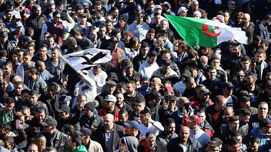  آلاف الجزائريون يجددون التظاهرات والأمن يمنعهم من الوصول لقصر الرئاسة
