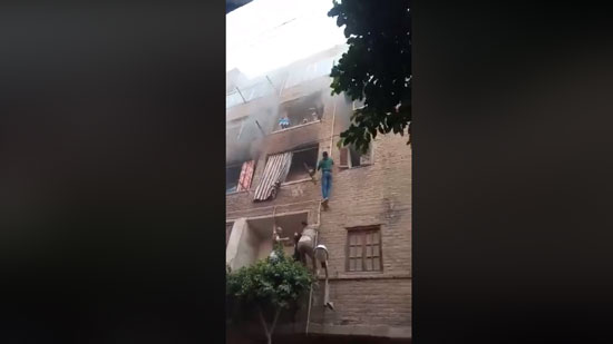  بالفيديو : شاب مصري ينقذ 3 أطفال من الموت حرقا في الزاوية الحمراء 