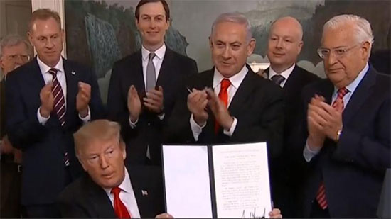بالفيديو.. لحظة توقيع ترامب على الاعتراف بالسيادة الإسرائيلية على 