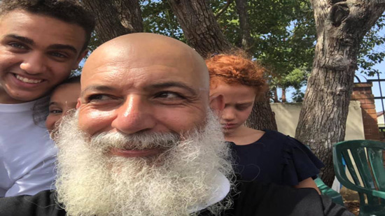  بالصور كاهن قبطى بأستراليا يحلق شعر رأسه زيرو تضامناً مع مرضى السرطان