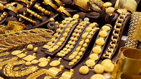 تجار: أسبوع التكهنات للدولار والذهب يختم بتراجع 7جنيهات للجرام