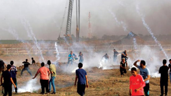 الجيش الإسرائيلي يطلق قنابل الغاز على تجمعات قرب السياج الحدودي مع غزة