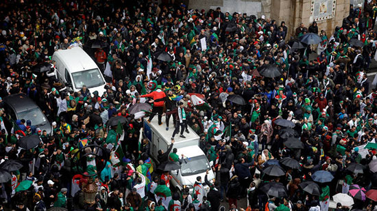 عاجل .. توافد الجزائريين إلى وسط العاصمة استعدادا لبدء الاحتجاجات