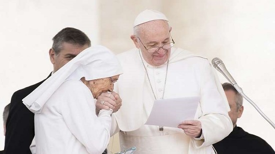  شاهد : البابا فرنسيس يمنع الحضور من تقبيل يده لهذا السبب 

