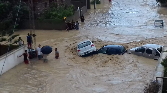  شاهد .. مياه الفيضانات تجرف المنازل والمدارس في إيران
