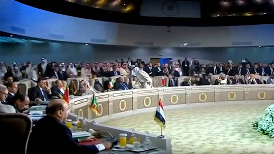 لحظة انسحاب أمير قطر من القمة العربية