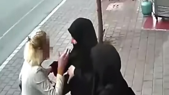  شاهد.. سيدة تركية تهاجم امرأتان منتقبتان وتنزع حجاب إحداهما
