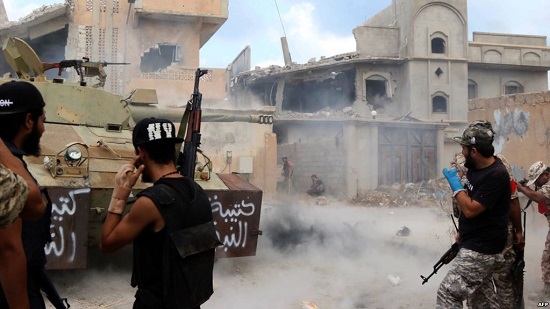 مسلحون في طرابلس يعذبون مواطن مصري.. والجيش الليبي يوجه رسالة
